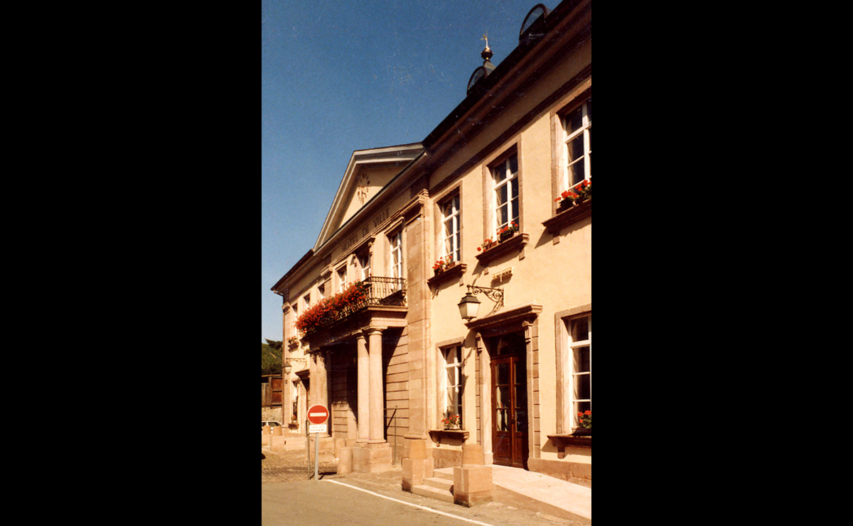 Parvis d'entrée - Hotel de Ville / Riquewihr